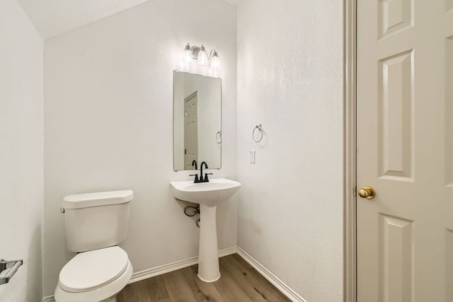 Half bathroom | Image 15
