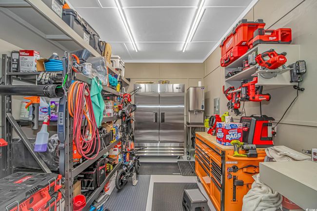 Garage with built in fridge | Image 23
