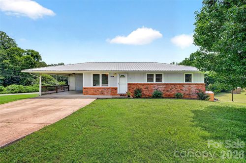224 Cherokee Way, Marion, NC, 28752-9385 | Card Image