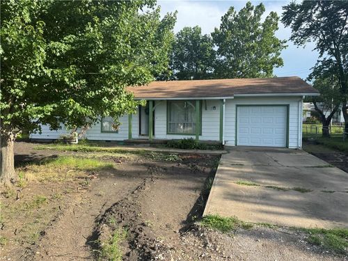 609 E Garfield St, Iola, KS, 66749-2033 | Card Image