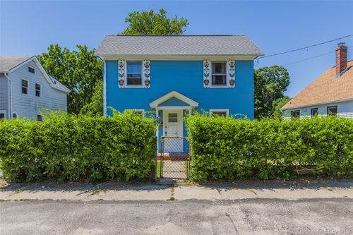 337 Hamilton Ave, Riverhead, NY, 11901-2927 | Card Image