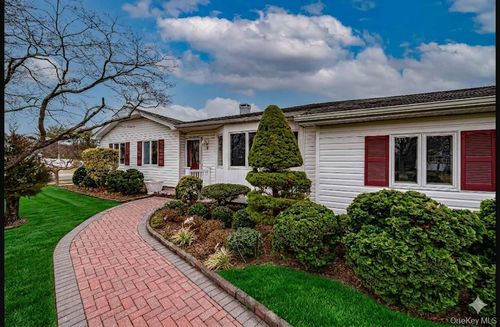 3 Jenny Ln, Holtsville, NY, 11742-2209 | Card Image