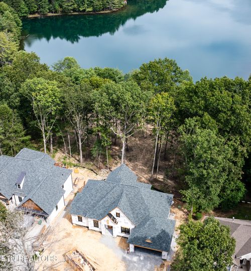 28 Hunterwood Ct, Crossville, TN, 38558-7525 | Card Image