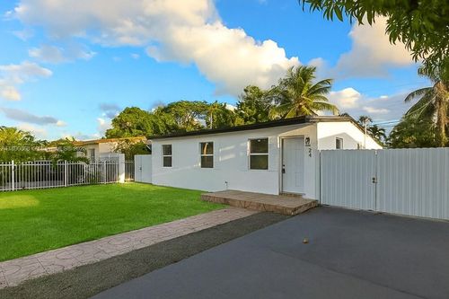 na-724 Burlington St, Opa-Locka, FL, 33054-3927 | Card Image