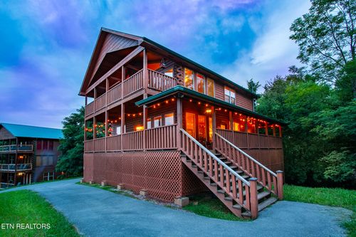 2031 Oakmont Dr, Sevierville, TN, 37876-3406 | Card Image