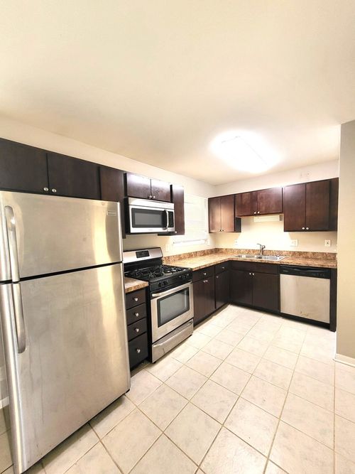 120 Chestnut Dr, Streamwood, IL, 60107-1402 | Card Image