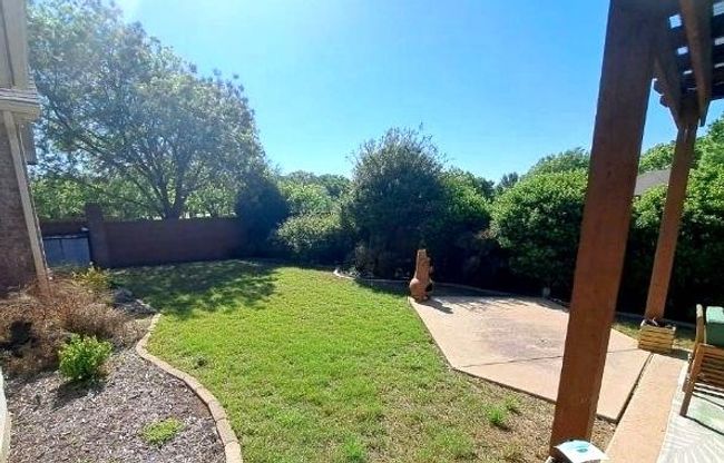 Spacious backyard. | Image 33
