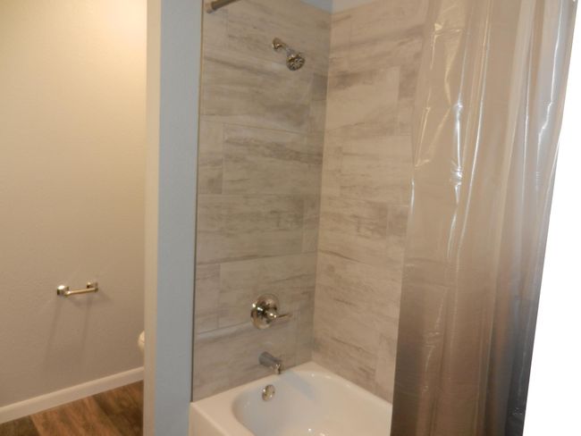 Full bath Ceramic bath | Image 15