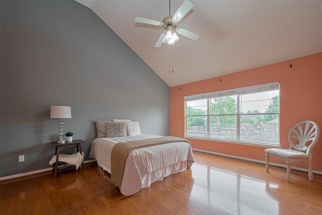 Primary bedrooms and vaulted ceilings | Image 16