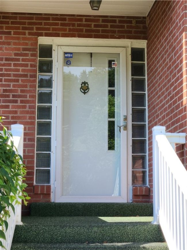Nice entry with ceramic floors. | Image 6