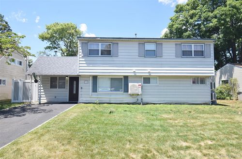 32 W Cabot Ln, Westbury, NY, 11590-6413 | Card Image