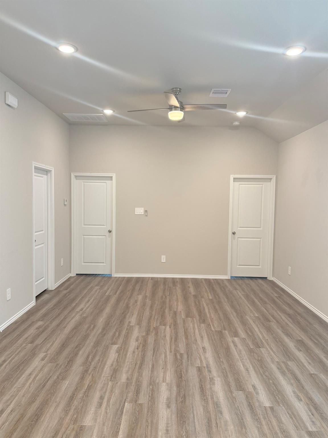 Residential Lease in Willis 5