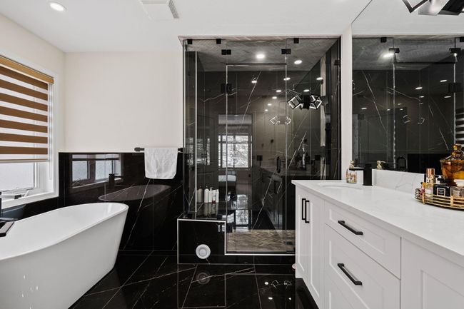 254 Discovery Ridge Way Sw, House other with 6 bedrooms, 4 bathrooms and 4 parking in Calgary AB | Image 23