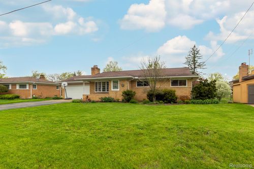 3928 Embarcadero St, Waterford Twp, MI, 48329-2246 | Card Image