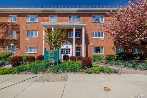 3a-22 N Forest Ave, Rockville Centre, NY, 11570-5401 | Card Image