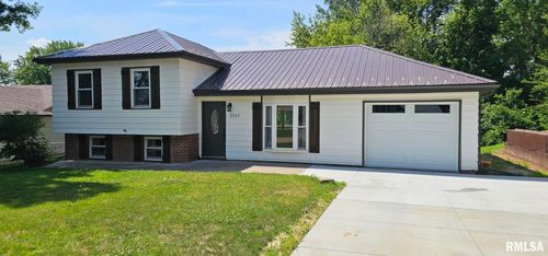 2337 Cameron Dr, Clinton, IA, 52732-6660 | Card Image