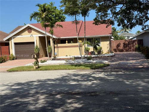 1051 Sw 99th Ave, Pembroke Pines, FL, 33025-3622 | Card Image