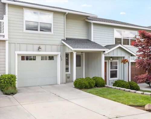 237 Dunthorpe Dr, Medford, OR, 97504-9682 | Card Image