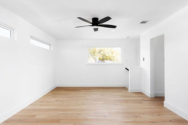 Large 2nd living room or game room | Image 23