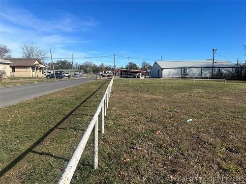 806 E 13th St, Okmulgee, OK, 74447-6042 | Card Image