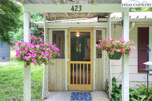 423 Dark Hollow Rd, Elk Park, NC, 28622-9182 | Card Image