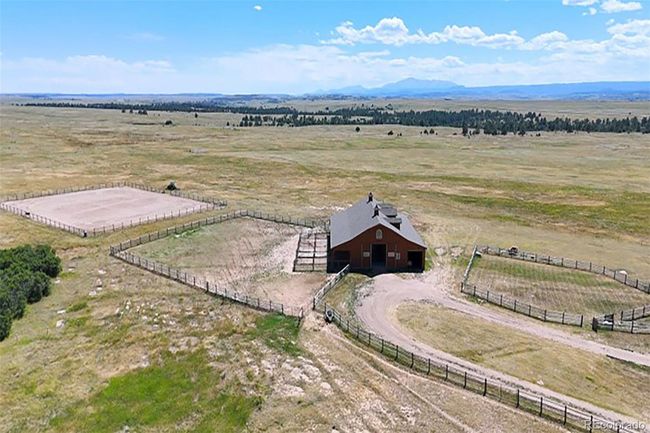 Barn and riding arena | Image 47
