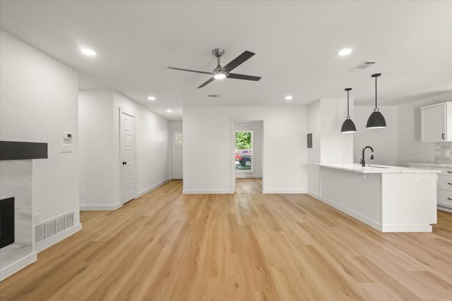 3932 Twin Falls St, House other with 4 bedrooms, 2 bathrooms and null parking in Irving TX | Image 6