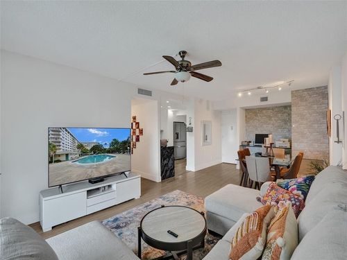 717-4200 Hillcrest Dr, Hollywood, FL, 33021-7977 | Card Image