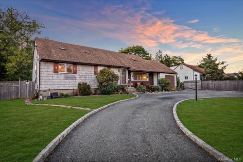 270 Smith Ave, Islip, NY, 11751-4708 | Card Image
