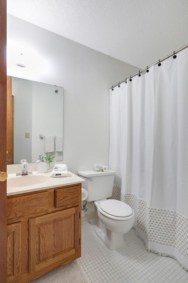 Full Guest Bath | Image 35