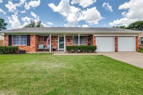 813 Irwin Dr, Hurst, TX, 76053-4822 | Card Image