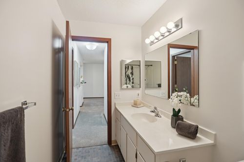 apt-222-5627 Green Circle Dr, Minnetonka, MN, 55343-9635 | Card Image