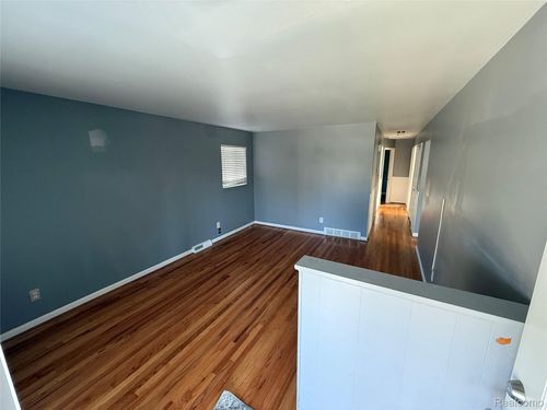 8250 Gerald Ave, Warren, MI, 48093-2762 | Card Image