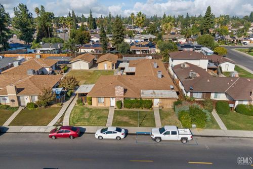 2700 N Half Moon Dr, Bakersfield, CA, 93309-5557 | Card Image