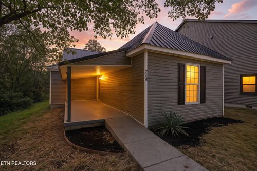 218 E Morelia Ave, Knoxville, TN, 37917-5015 | Card Image