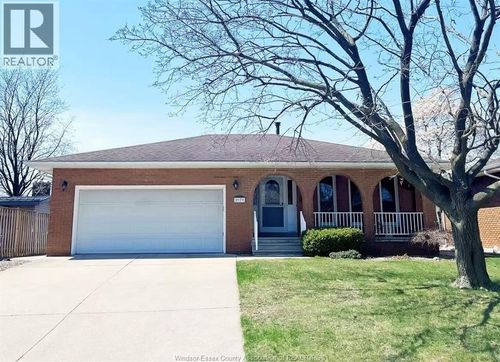 2979 St. Clair Ave, Windsor, ON, N9E4A1 | Card Image