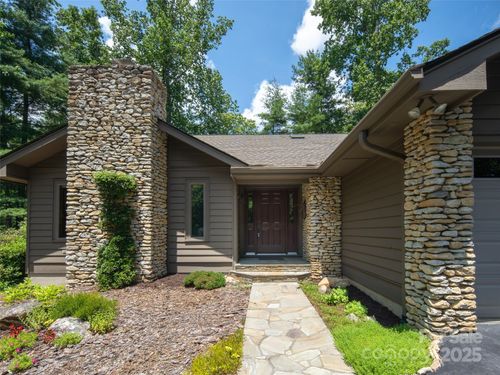 19 Jasmine Pl, Laurel Park, NC, 28739-9319 | Card Image