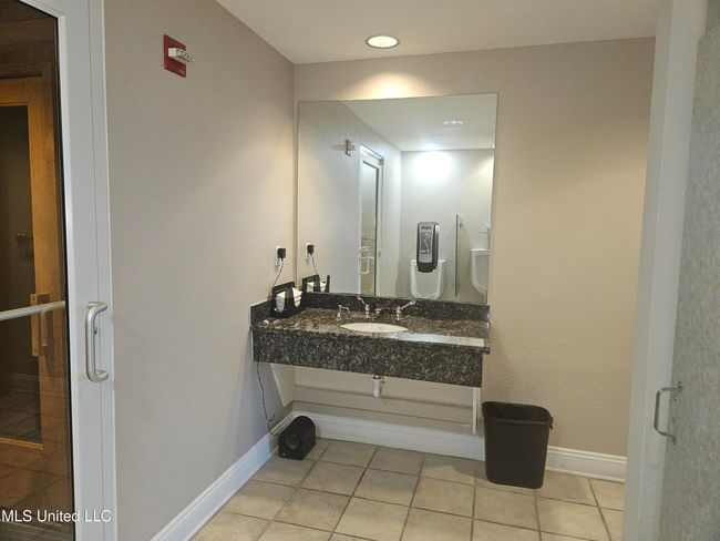 Fitness Center Men's Bath | Image 49