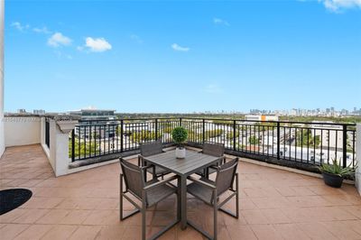 801 - 888 S Douglas Rd, Condo with 2 bedrooms, 2 bathrooms and null parking in Coral Gables FL | Image 2