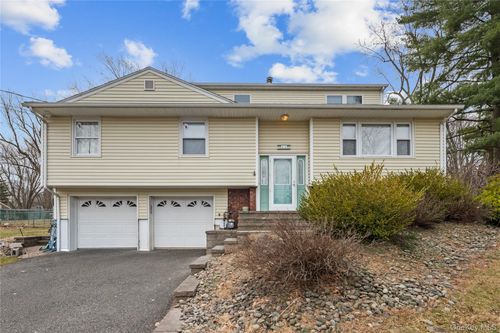 11 Castle Dr, Spring Valley, NY, 10977-6522 | Card Image