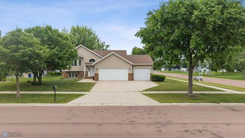 2803 33rd St S, Fargo, ND, 58103-7818 | Card Image