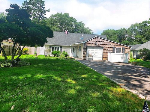 112 Bedford Ave, Islandia, NY, 11749-1739 | Card Image
