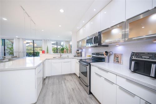 41b-3322 Torremolinos Ave, Doral, FL, 33178-2955 | Card Image