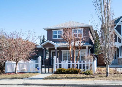 940 40 Street Sw, Home with 4 bedrooms, 3 bathrooms and 2 parking in Calgary AB | Card Image