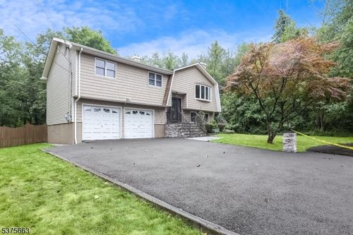 27 Ellen Ln, Wayne, NJ, 07470-6622 | Card Image