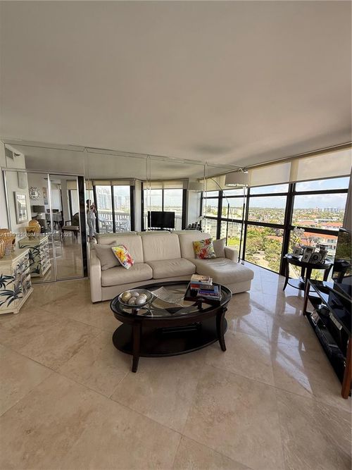 911-1000 E Island Blvd, Aventura, FL, 33160-4954 | Card Image