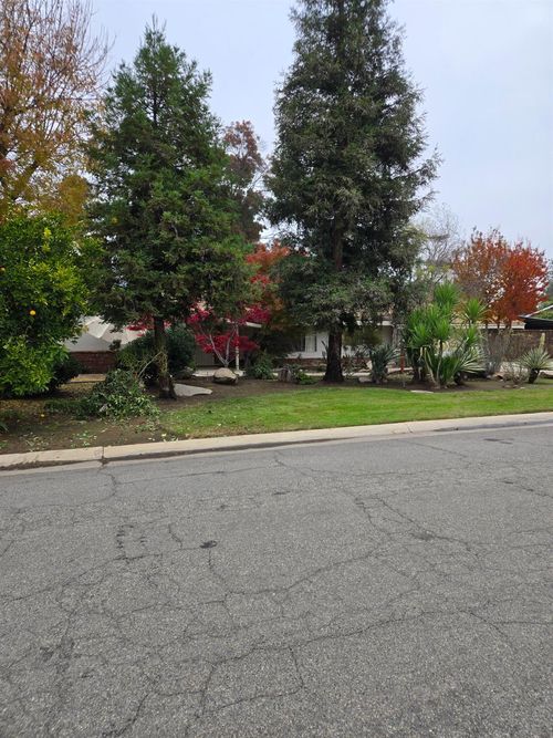 5867 E Club View Dr, Fresno, CA, 93727-6212 | Card Image