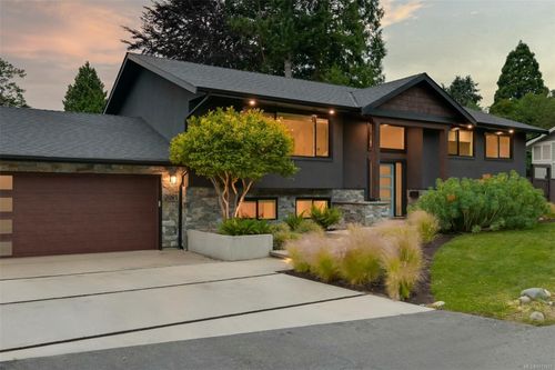 2091 Stonehewer Pl, Oak Bay, BC, V8S2Z8 | Card Image