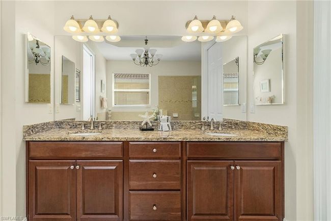 Double bowl vanity. | Image 12
