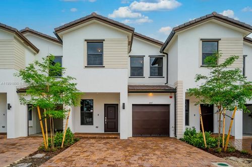207 Sw 159th Ter, Pembroke Pines, FL, 33027-5060 | Card Image